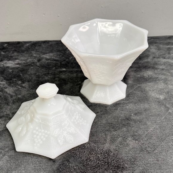 Vintage Anchor Hocking Milk Glass Pedestal Dish with Lid Candy Treats Grapevine - Picture 5 of 12